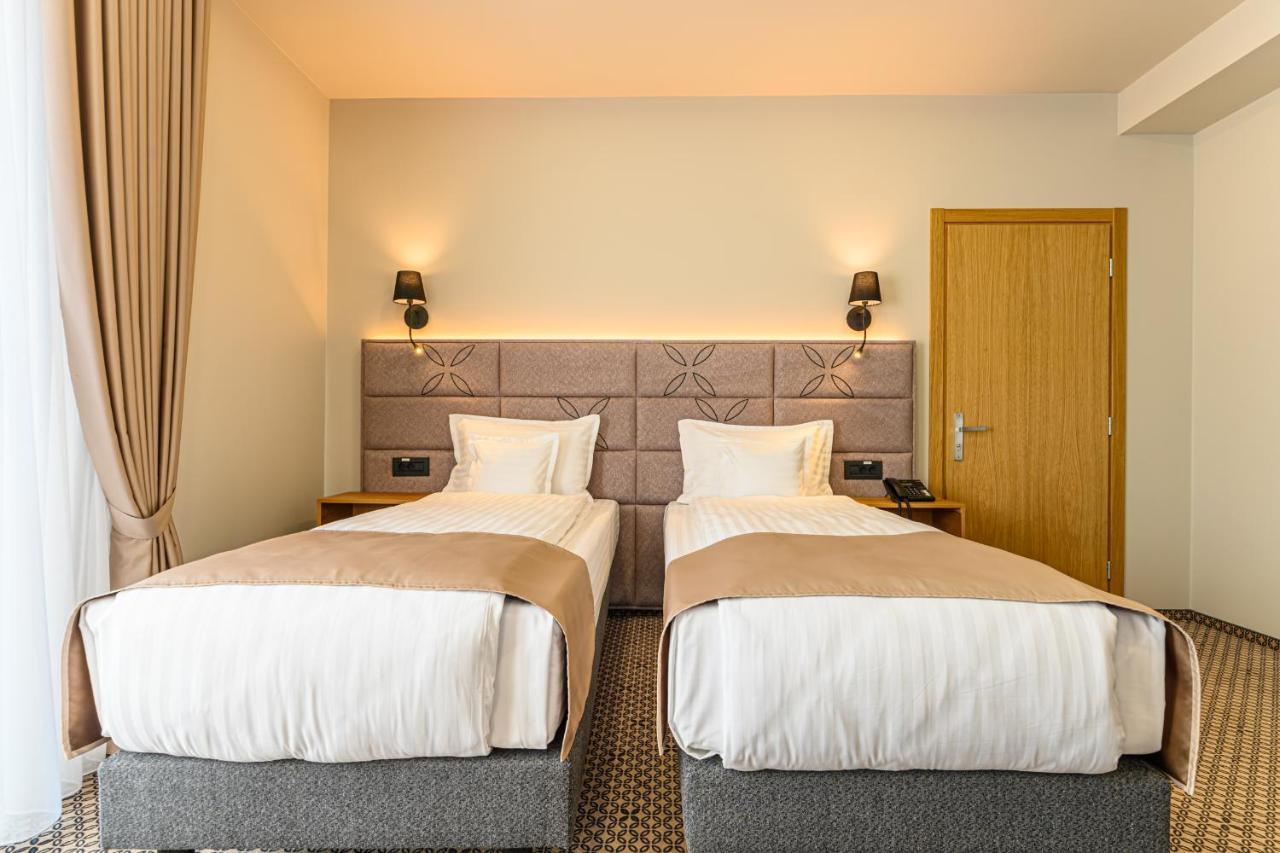 Hotel Dukat Gura Humorului Bagian luar foto