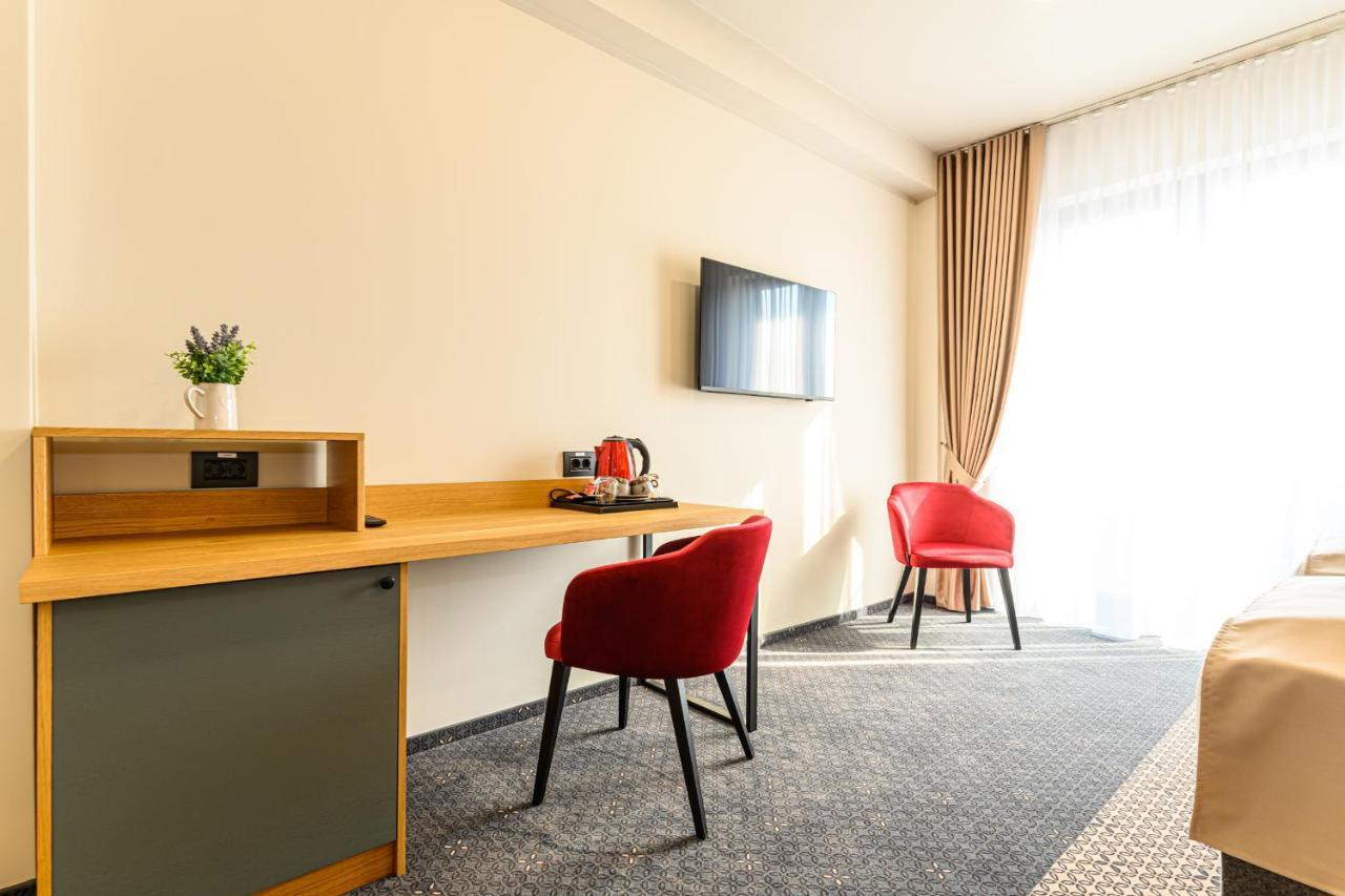 Hotel Dukat Gura Humorului Bagian luar foto