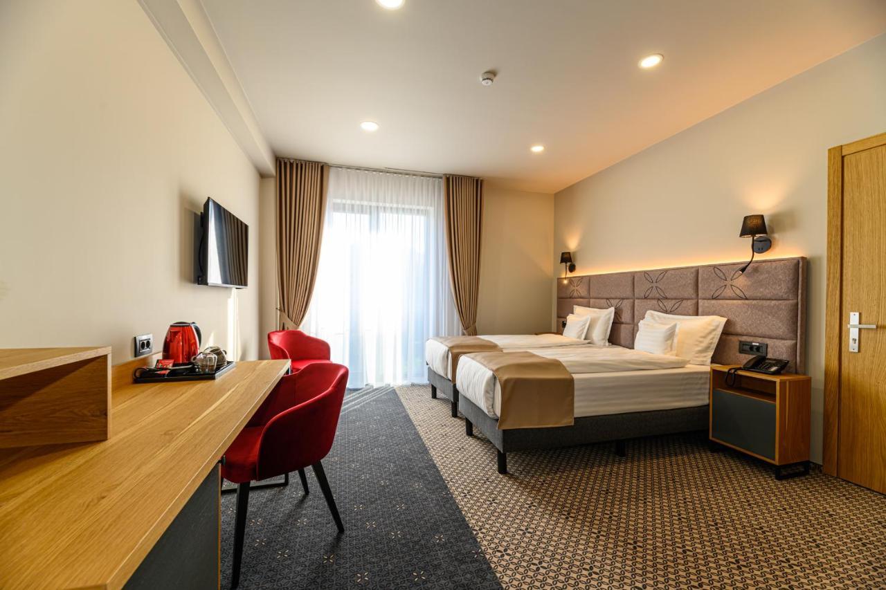 Hotel Dukat Gura Humorului Bagian luar foto