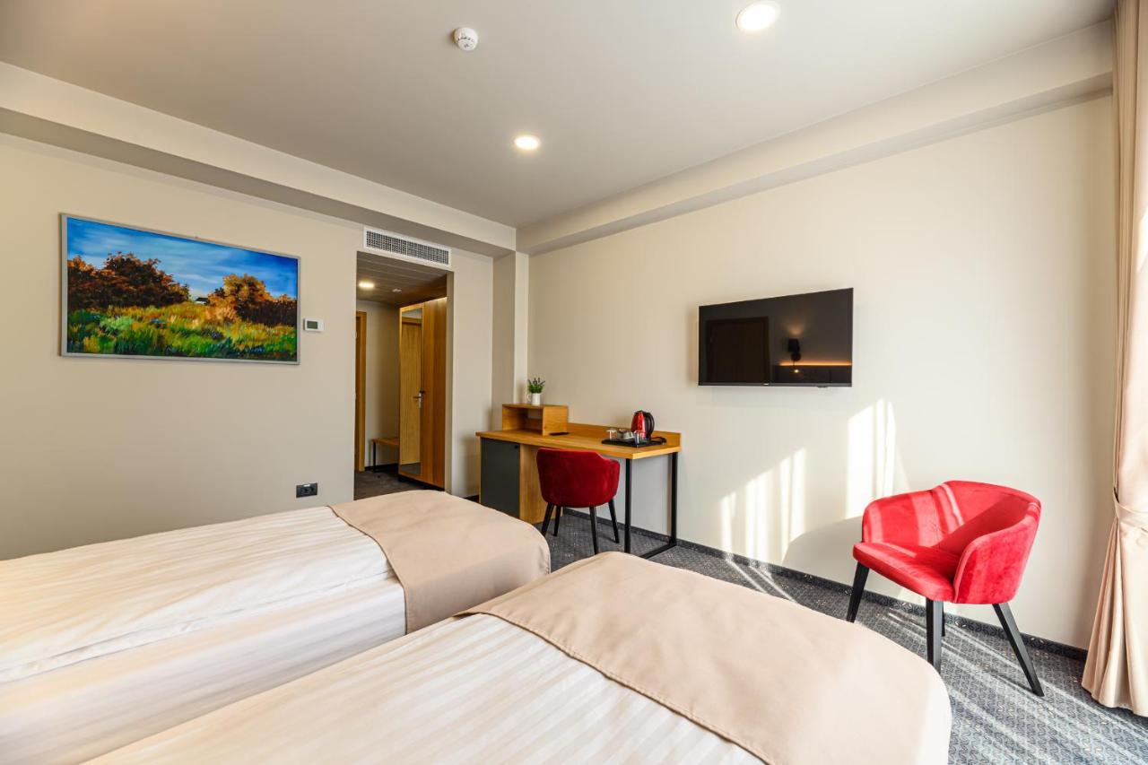 Hotel Dukat Gura Humorului Bagian luar foto