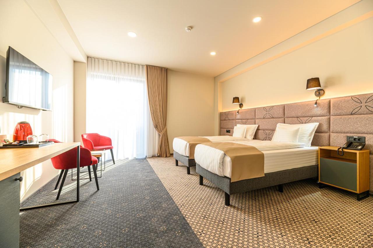 Hotel Dukat Gura Humorului Bagian luar foto