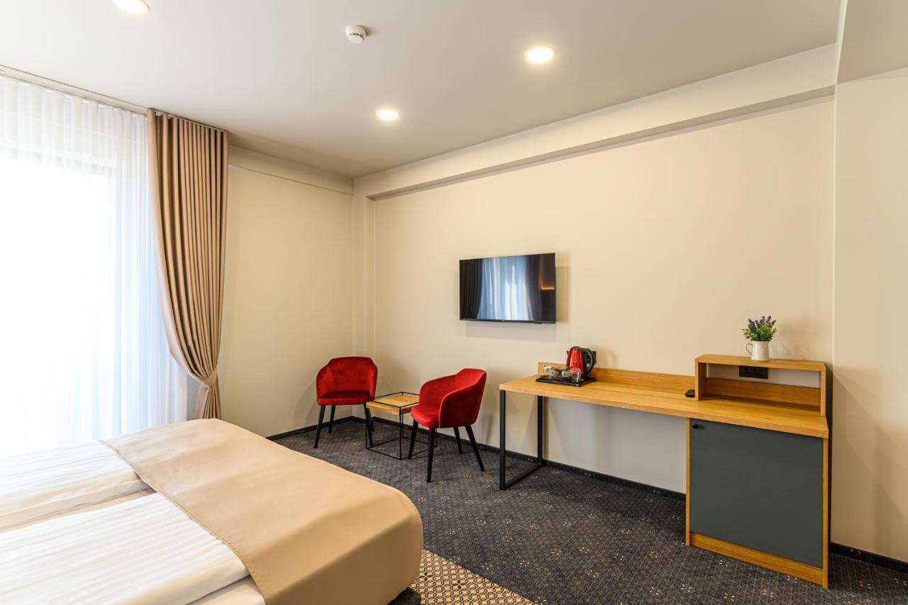 Hotel Dukat Gura Humorului Bagian luar foto