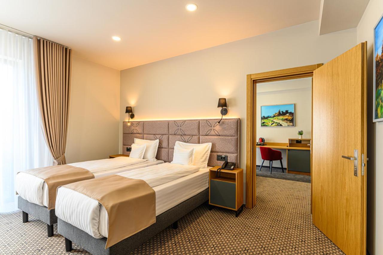 Hotel Dukat Gura Humorului Bagian luar foto