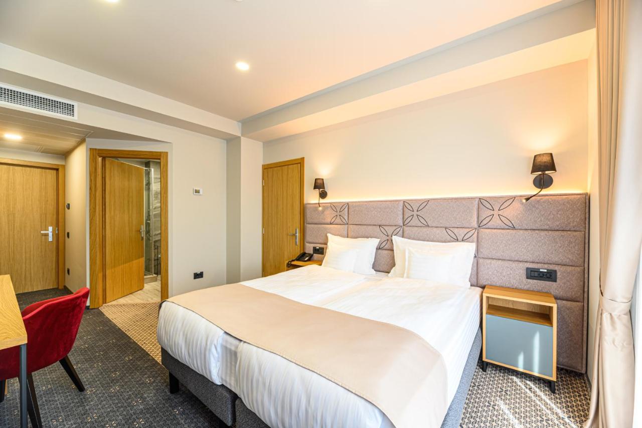 Hotel Dukat Gura Humorului Bagian luar foto