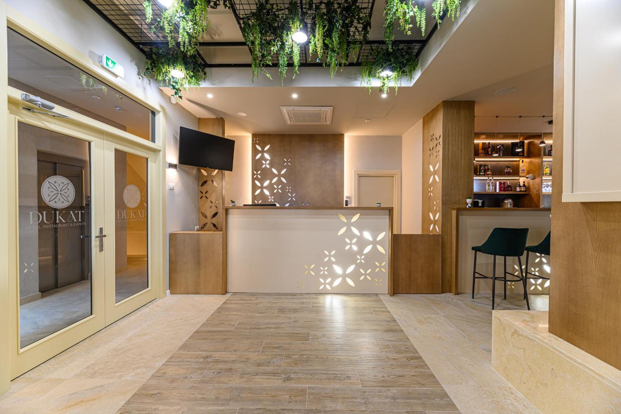 Hotel Dukat Gura Humorului Bagian luar foto