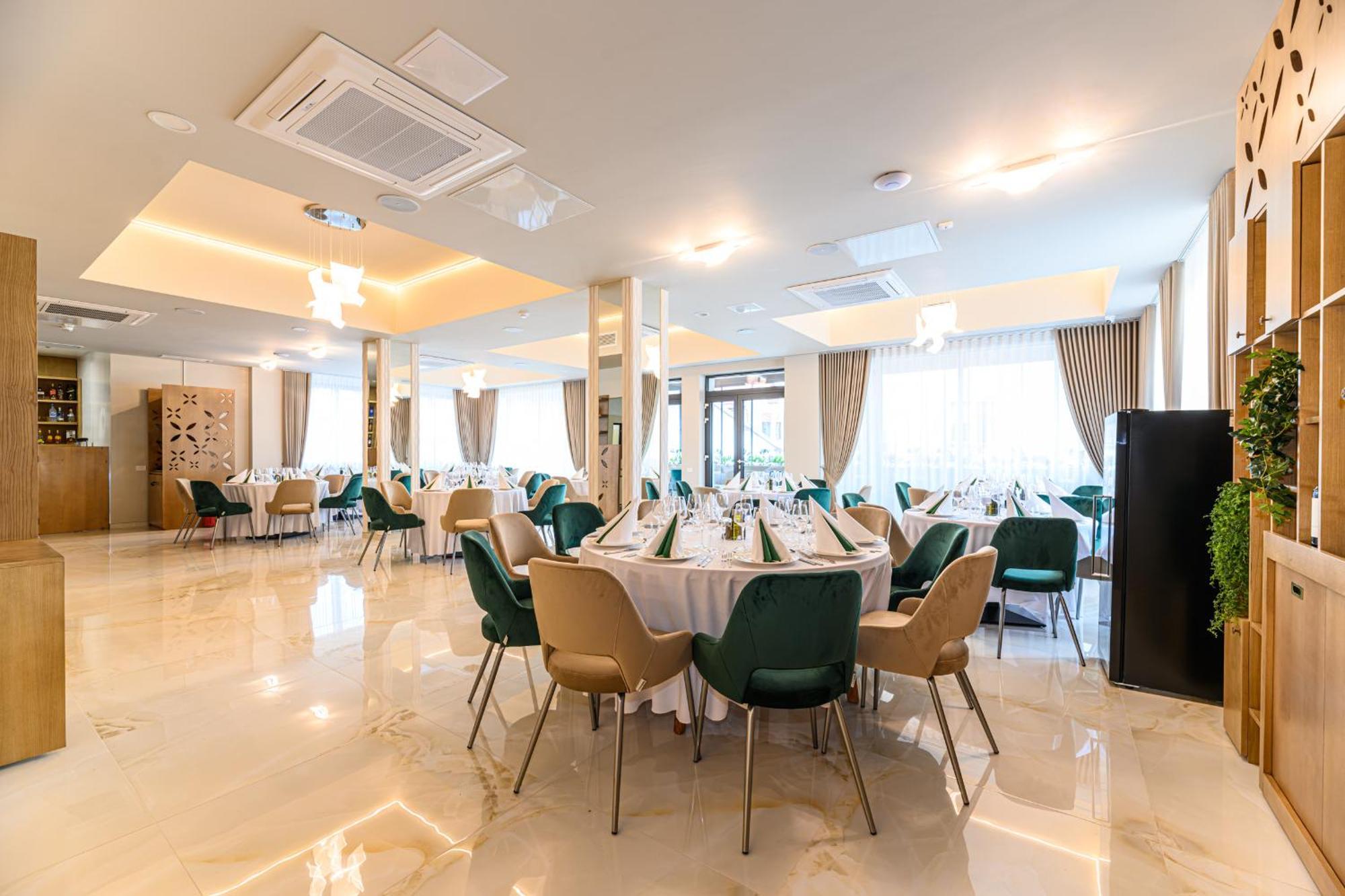 Hotel Dukat Gura Humorului Bagian luar foto