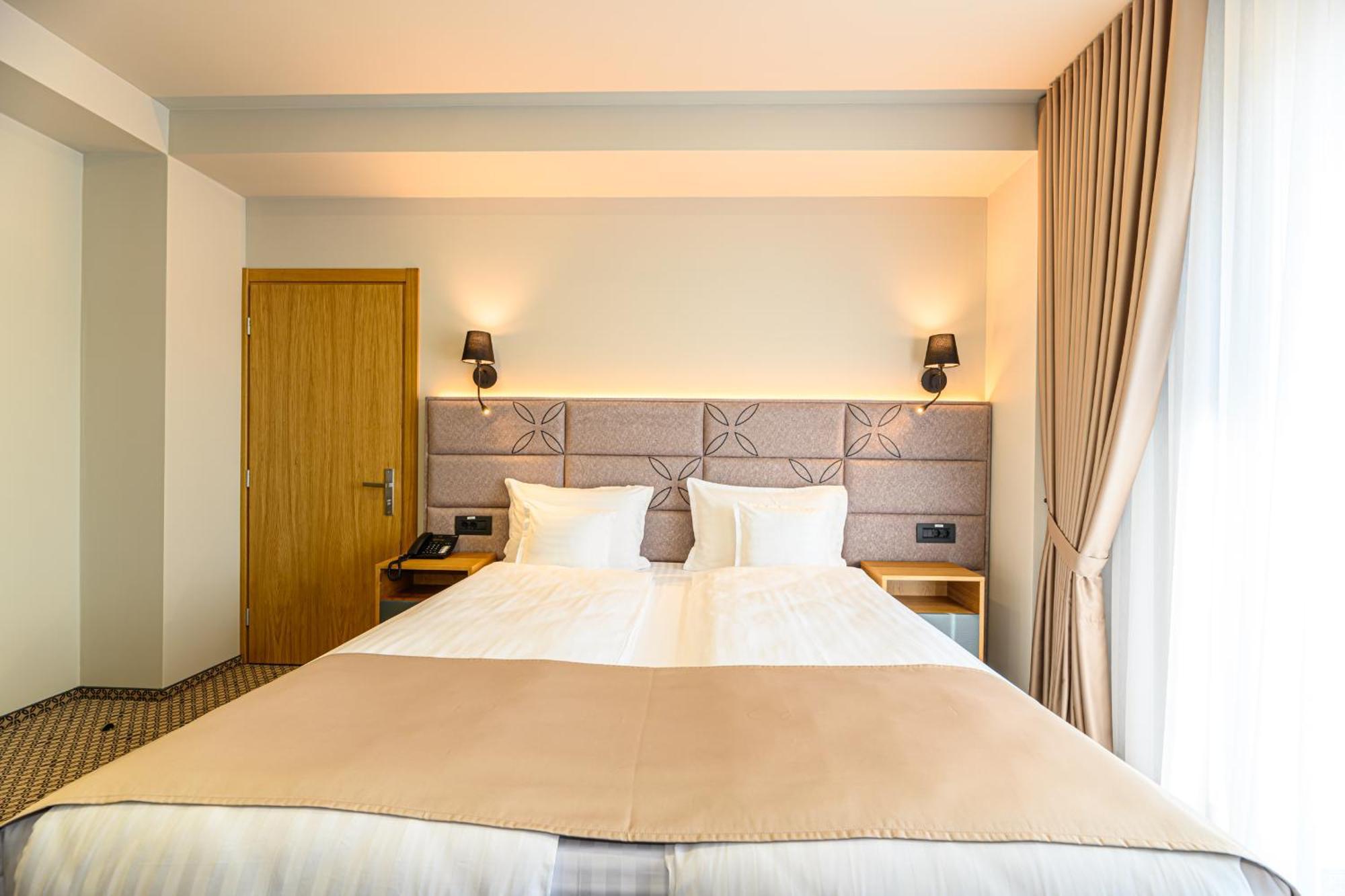 Hotel Dukat Gura Humorului Bagian luar foto